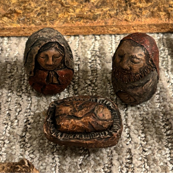 SOLD Small nativity scene, 2” figures, carved and painted plaster - Picture 7 of 12